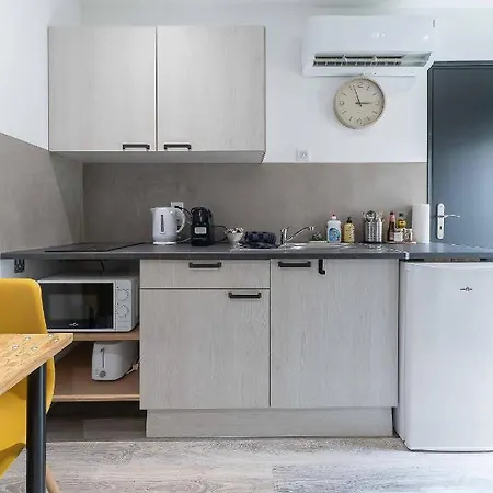 Comfortable Air-Cond Apartment - City Center Apartman *
